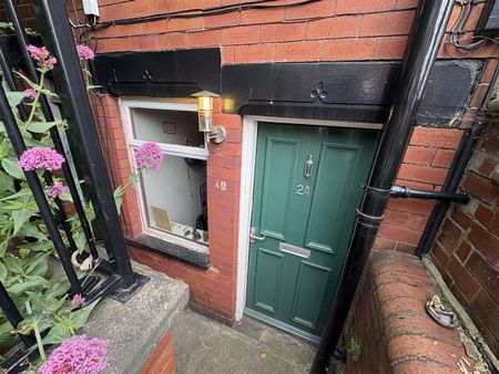 Wetherby Grove, Burley, LS4 2JH, Leeds - Photo 5