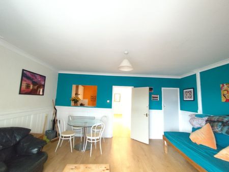 2 Bed Flat, Queen Square, BN1 - Photo 4