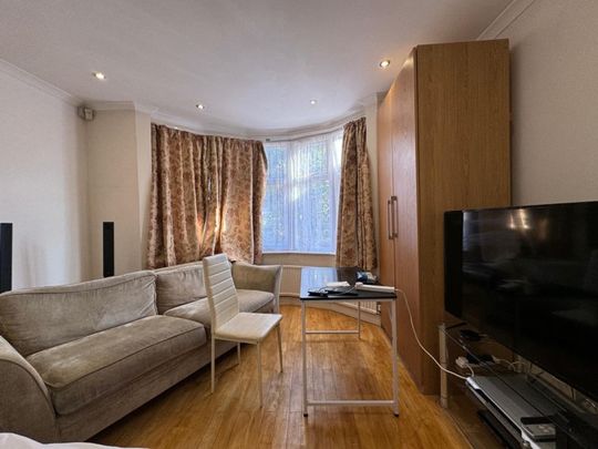 Fairfield Crescent, Edgware, HA8 - Photo 1