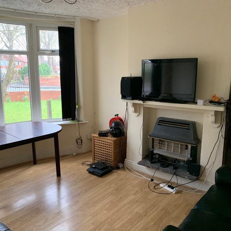 4 bedroom semi-detached house to rent - Photo 1