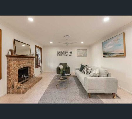 33 Oakmont Street, Carindale, Qld 4152 - Photo 2