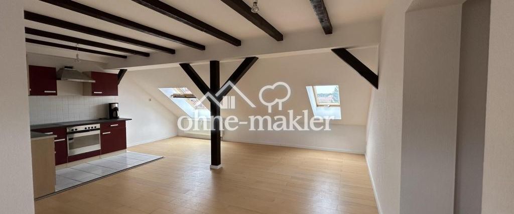 4-Raum DG-Appartment mit großen Fenstern und offener Einbauküche - Photo 1