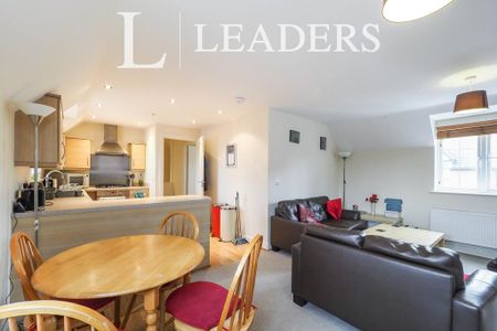 2 bedroom coach house to rent - Photo 2