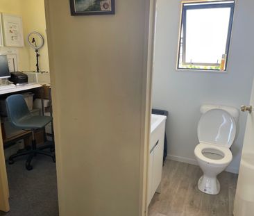 Two storey family home - Photo 6