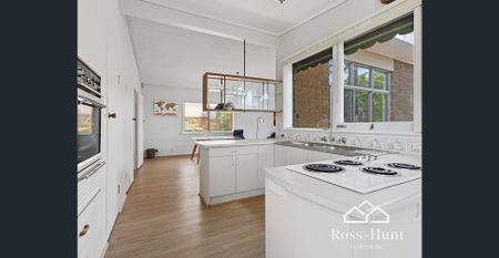 SINGLE LEVEL 70'S INSPIRED, SPACIOUS 3 BEDROOM HOME - Photo 5