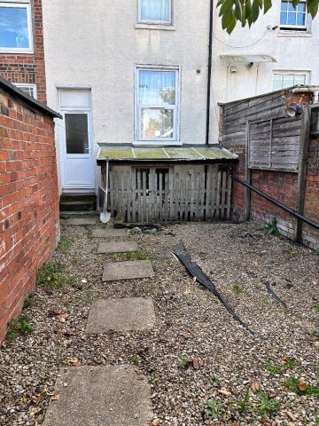 2 Bed Flat, Redecorated Ground And Lower Ground, RG1 - Photo 2