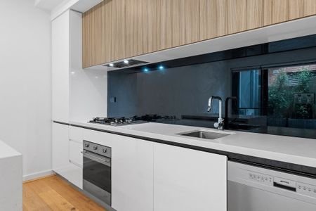 CHIC GROUND FLOOR LIVING IN ORMOND - Photo 4