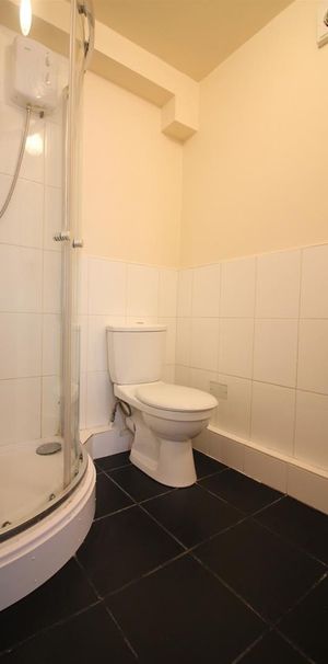 Hanworth Road, Hounslow - Photo 1