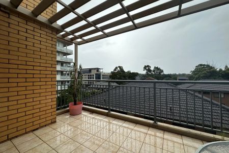 Top Floor Apartment, Your Cozy Retreat Close to Everything! - Photo 4