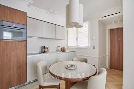 Paris VIIIe - Faubourg Saint-Honoré. - Photo 3