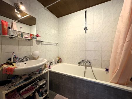 Ruim appartement met 4 slaapkamers en overdekte autostaanplaats - Photo 4