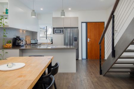 Gorgeous 3 Bedroom Townhouse with 2 Living Areas! - Photo 3