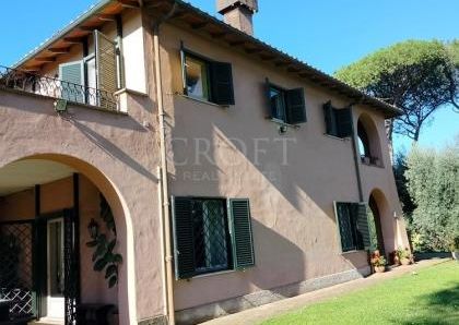 Ardeatina-Divino Amore: Quiet, charming rustic villa, big and well-curated garden, 3 beds, 1 study, 3 baths, living room, kitchen, with terraces , AC and parking space. Ref 2322