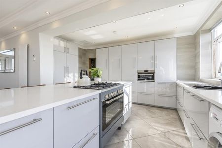 3 bedroom Bungalow To Let - Photo 4