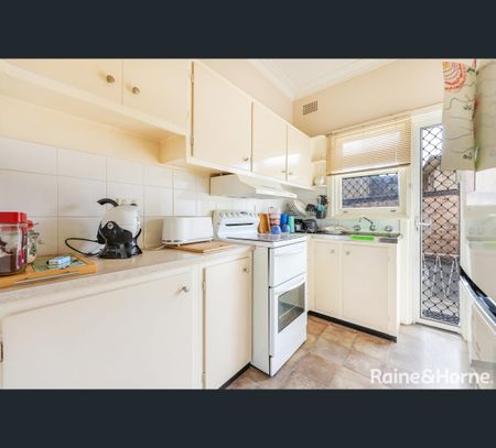 2/17 Diane Street, South Tamworth, NSW 2340 - Photo 2