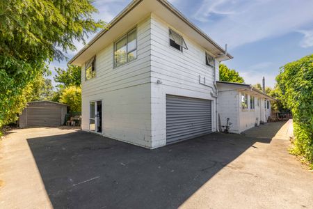 Spacious Family Home with Five Bedrooms and Triple Car Garaging - Photo 2