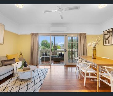 Charming weatherboard home in leafy Tintern precinct - Photo 2