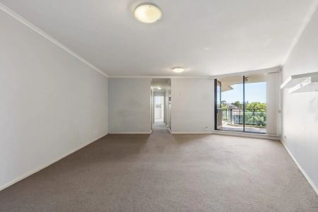 Spacious Two-Bedroom Apartment with Resort-Style Facilities - Photo 4