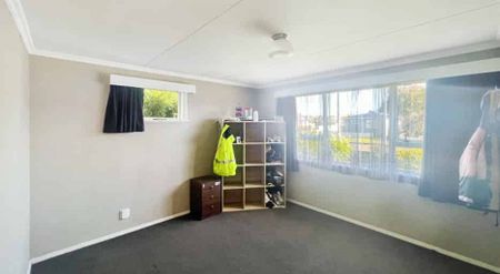 COLLEGE ESTATE - 3 BEDROOMS - Photo 2