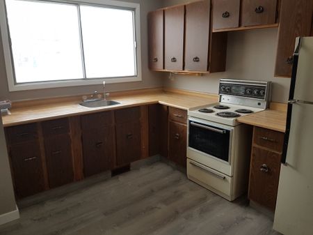 1366 BROWN ST 2 BEDROOM TOWNHOUSE - Photo 2