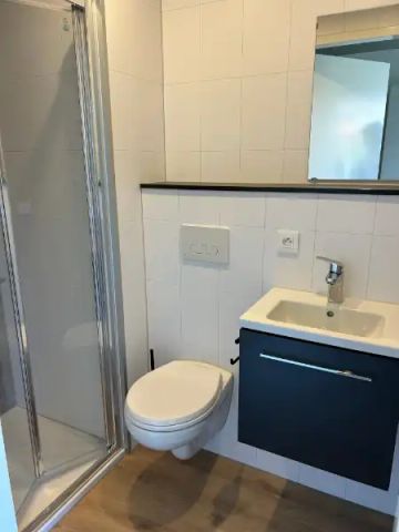 Moderne lichtrijke studentenkamer in een nieuwbouwproject op een top locatie in centrum Kortrijk met zicht op plein. - Photo 5