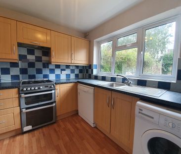 2 bedroom terrace house, prime Bromley location, BR1 - Photo 3