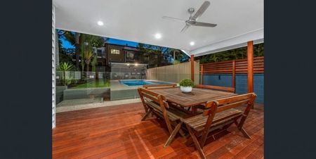 Three Bedroom Home with Swimming Pool! - Photo 4