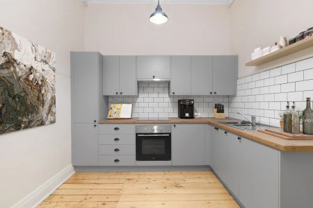 Charming and Completely Renovated Townhouse in a Sought-After Location - Photo 4