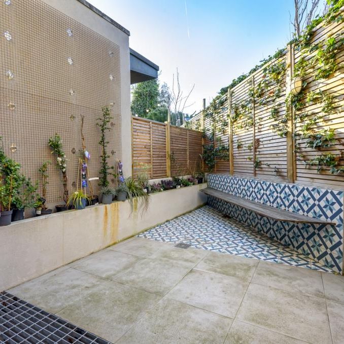 4 bedroom end of terrace house to rent - Photo 1