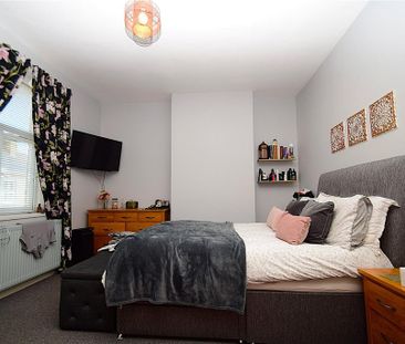 3 bedroom end of terrace house to rent - Photo 4