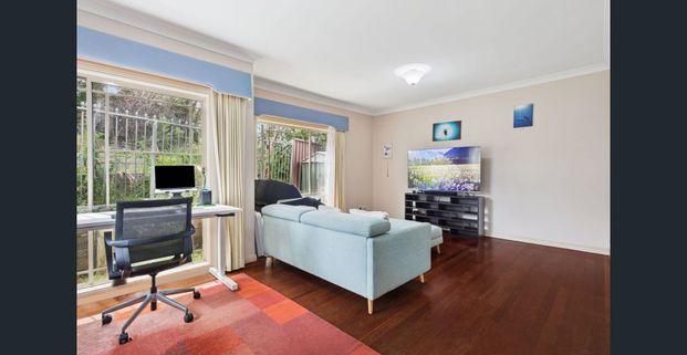 Spacious Family Haven with Sun-Drenched Outdoor Terrace - Photo 1