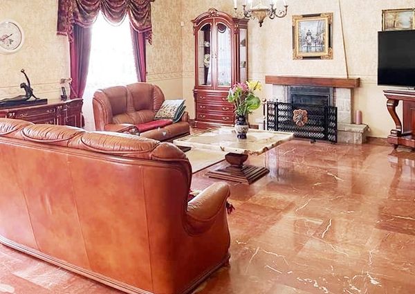 LONG TERM RENTAL. Spacious villa with 6 bedrooms for rent.