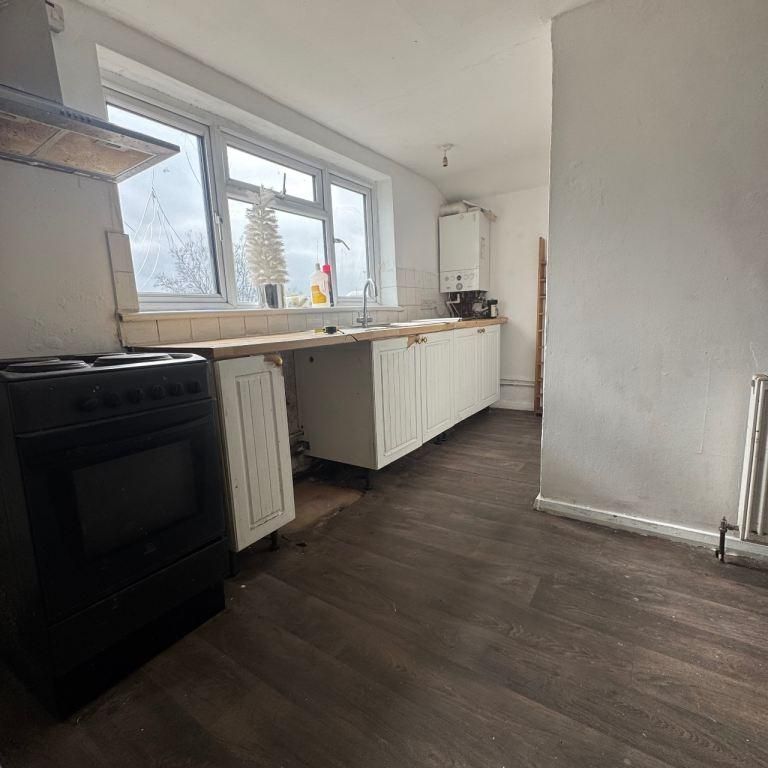 3 bedroom flat to rent - Photo 1