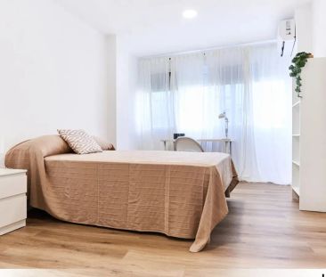 Room in a shared 4-bedroom apartment for rent in Nervión. - Photo 3