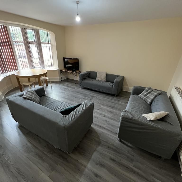 9 bedroom townhouse to rent - Photo 1