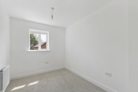 4 bedroom end of terrace house to rent - Photo 2