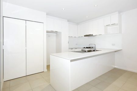 Stylish and Spacious Apartment - Photo 4