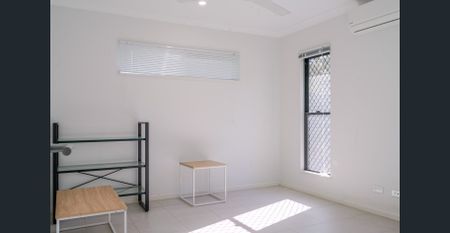 Modern 4-Bedroom Family Haven with Pool in Earlville - Photo 4