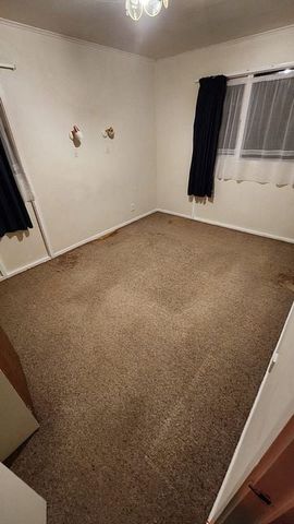 Spacious & refreshed 2 bedroom flat - Photo 3