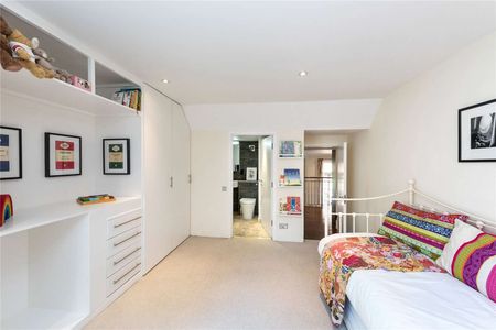 A beautifully presented two bedroom apartment on the first floor overlooking communal gardens. - Photo 2