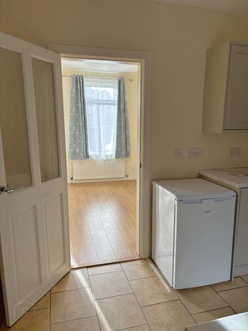 2 Railway View, Lisburn, BT27 4QB - Photo 4