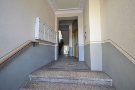 Top-Ausstattung • weiße Stiltüren • Parkett • Aufzug • Balkon • höherwertig saniert • anschauen!? - Photo 2