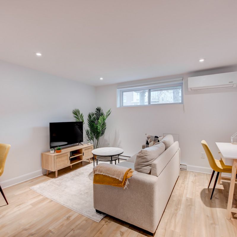 5489 Avenue Coolbrook, #A - Photo 1