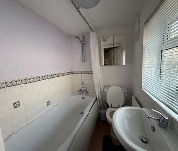 1 bedroom in a house share to rent - Photo 2