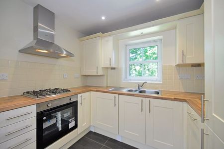 Reris Grange Close Milford, Godalming - 2 bedrooms Property for lettings - Seymours - Photo 3