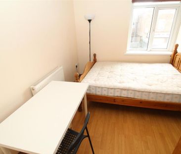 4 bedroom flat to rent - Photo 6