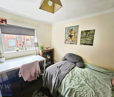 4 bedroom flat to rent - Photo 2