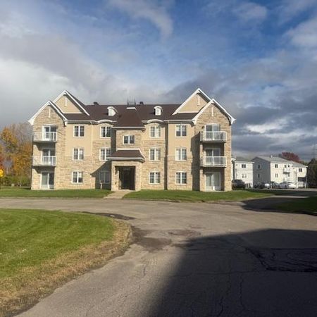 Logement St-Jerome - 4.5 pièces - Secteur Lafontaine - Très tranquille et sécuritaire - Logement du milieu - En face du tennis - - Photo 4