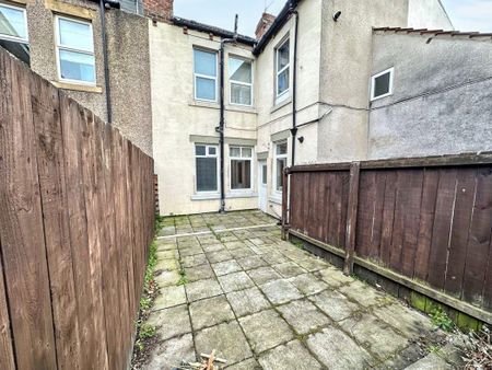 2 bed lower flat to rent in NE28 - Photo 2