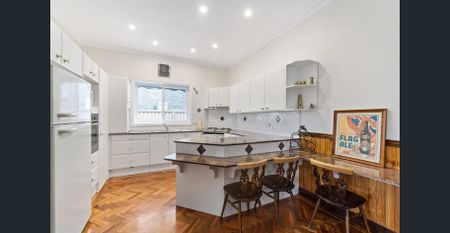 Charming Bungalow with Generous Living & Outdoor Space - Photo 5